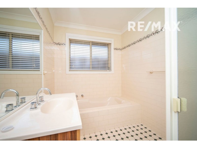 16 Madin Place, Estella NSW 2650