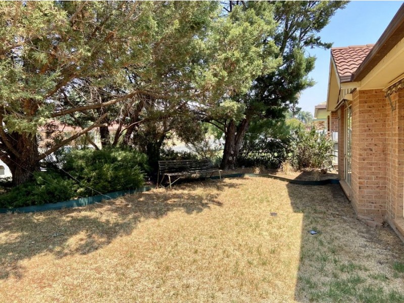 71 Dalman Parkway, Glenfield Park NSW 2650