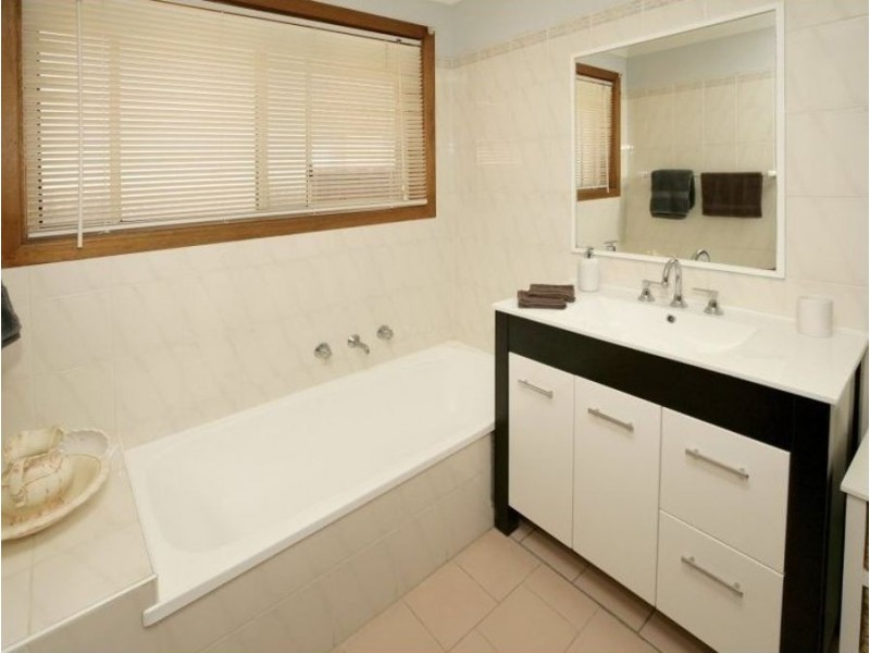 71 Dalman Parkway, Glenfield Park NSW 2650