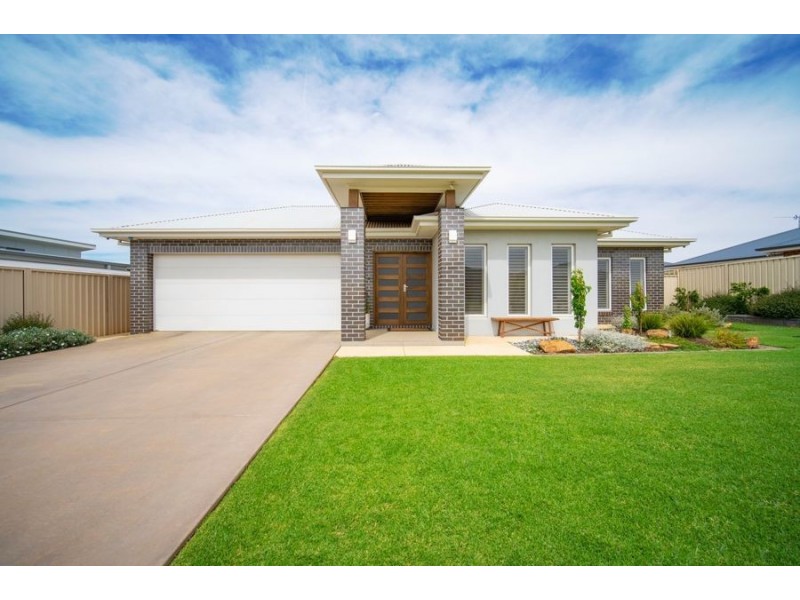 3 Morris Crescent, Gobbagombalin NSW 2650