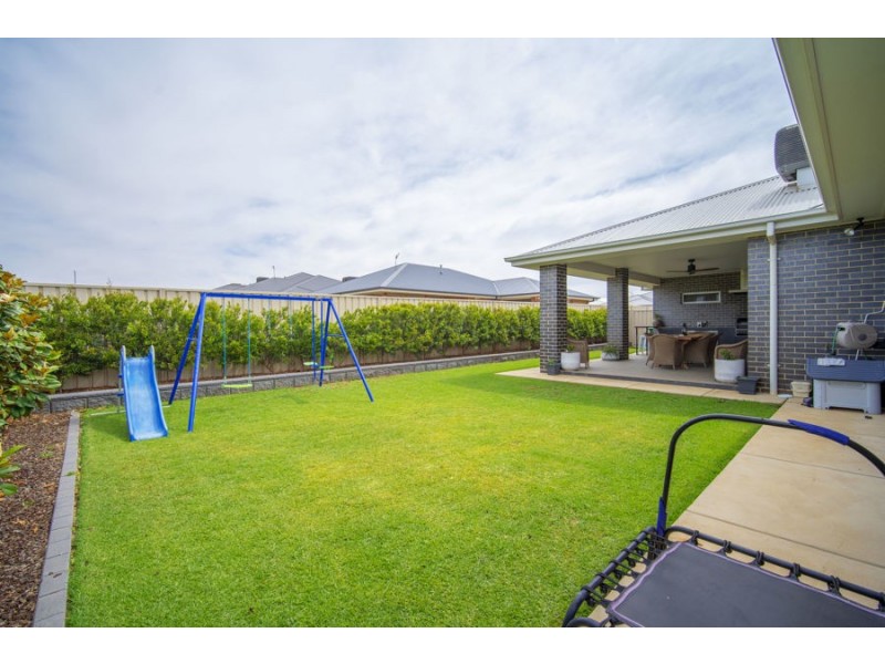 3 Morris Crescent, Gobbagombalin NSW 2650