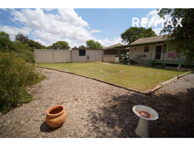 35 Chifley Crescent, Kooringal NSW 2650