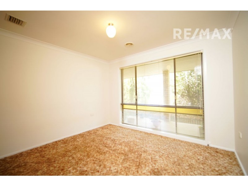 76 Balmoral Crescent, Lake Albert NSW 2650