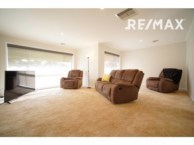 10 Azalea Place, Lake Albert NSW 2650