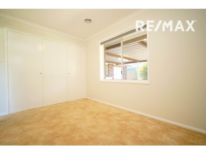 10 Azalea Place, Lake Albert NSW 2650