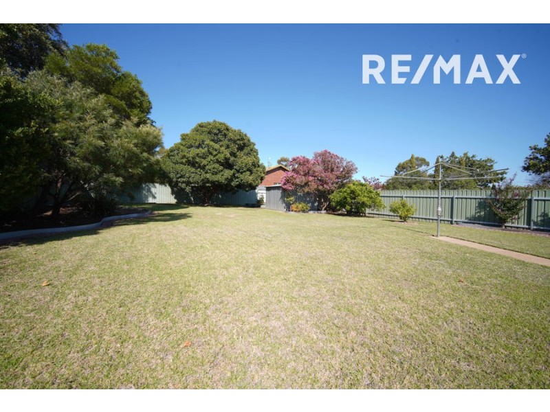 10 Azalea Place, Lake Albert NSW 2650