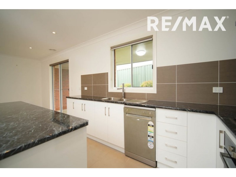 2/24 Hazelwood Drive, Forest Hill NSW 2651