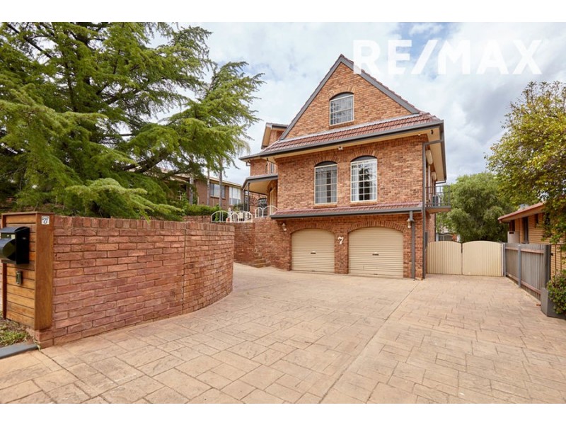 7 Allambie Way, Mount Austin NSW 2650