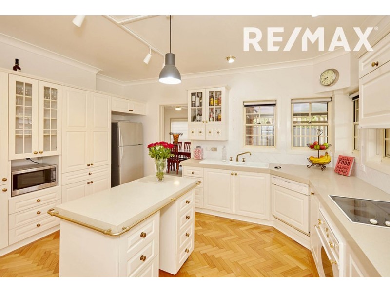 7 Allambie Way, Mount Austin NSW 2650