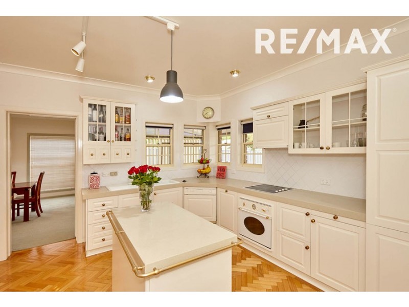 7 Allambie Way, Mount Austin NSW 2650