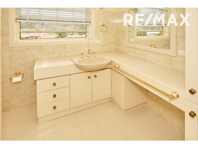 7 Allambie Way, Mount Austin NSW 2650