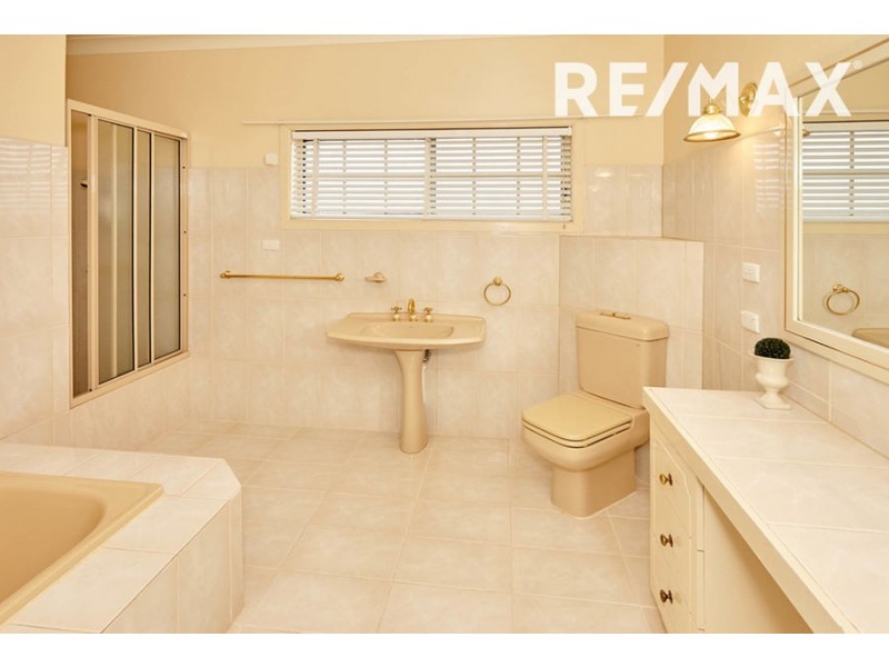 7 Allambie Way, Mount Austin NSW 2650