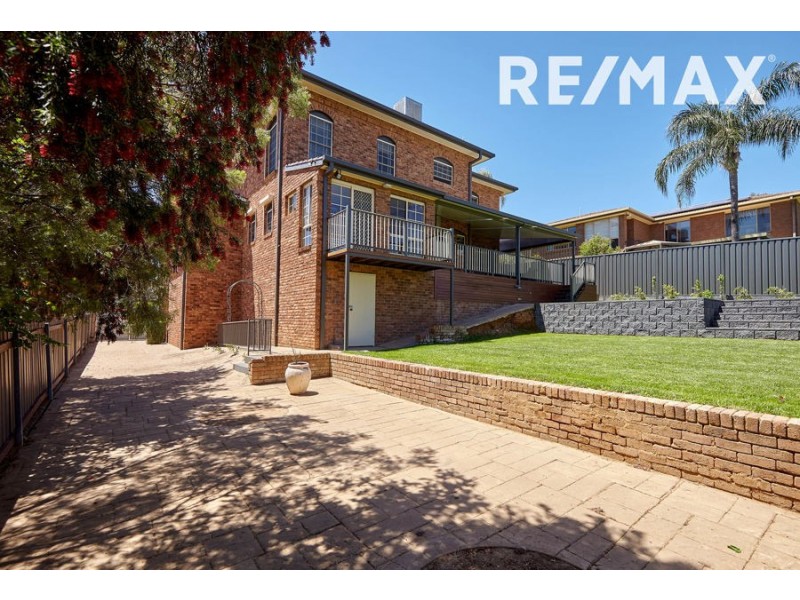 7 Allambie Way, Mount Austin NSW 2650