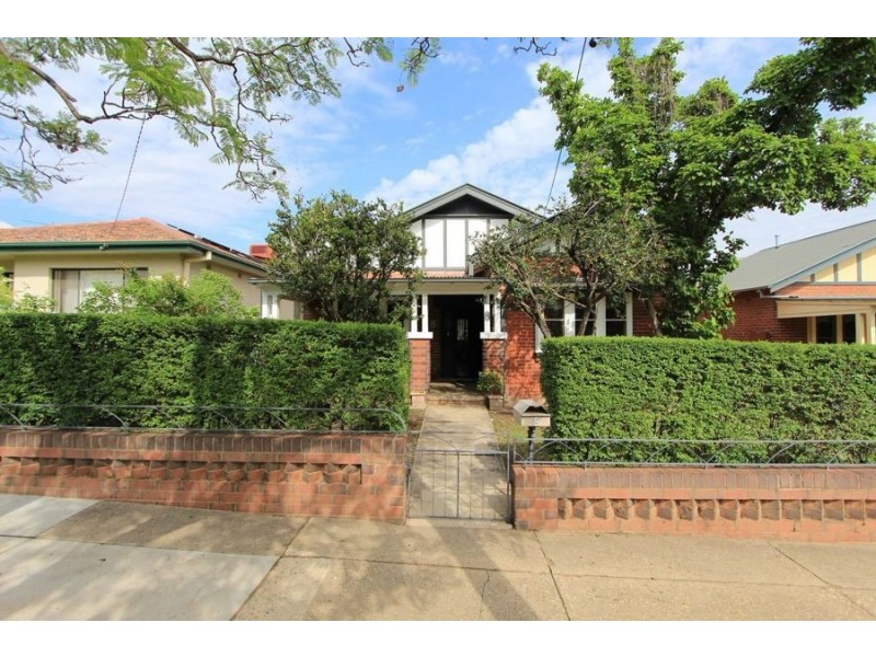 8 Macleay Street, Turvey Park NSW 2650