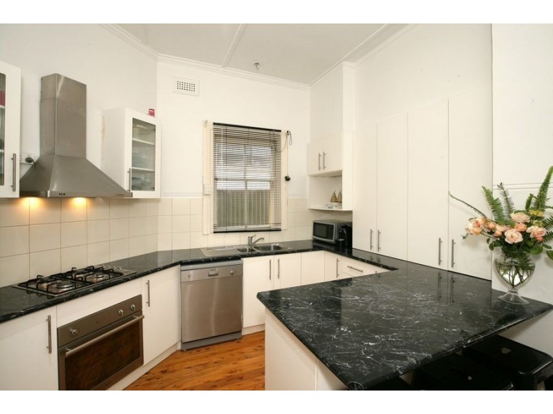 8 Macleay Street, Turvey Park NSW 2650