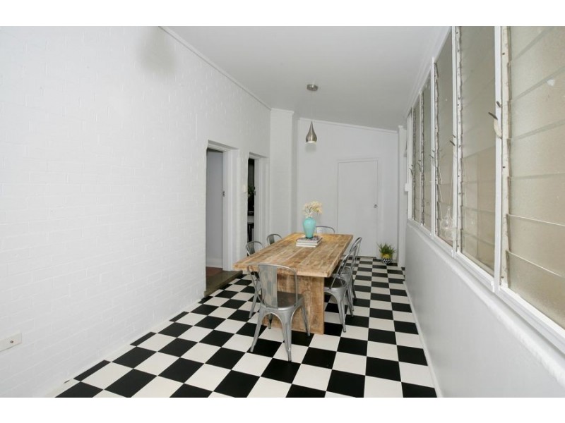 8 Macleay Street, Turvey Park NSW 2650