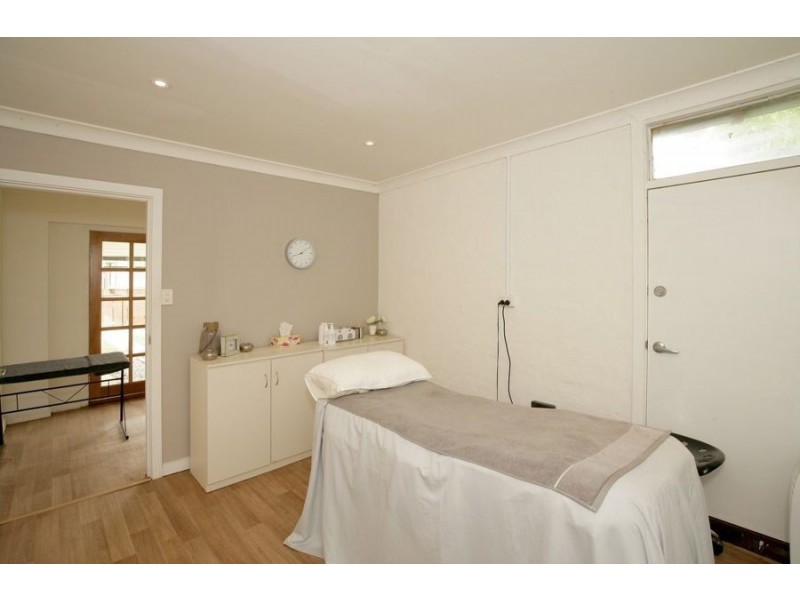 8 Macleay Street, Turvey Park NSW 2650