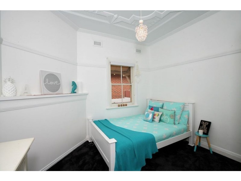 8 Macleay Street, Turvey Park NSW 2650