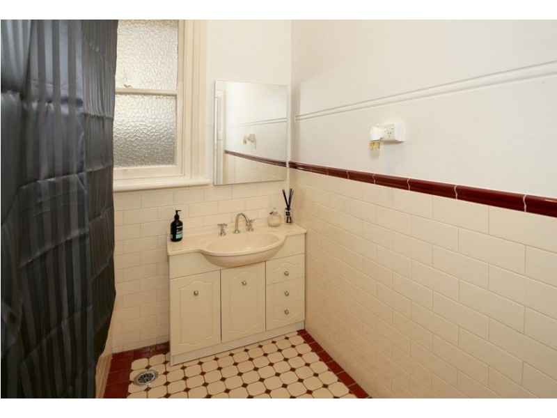 8 Macleay Street, Turvey Park NSW 2650