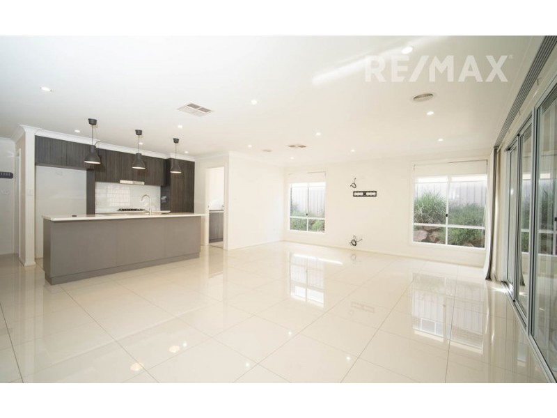 9 Glenrock Close, Bourkelands NSW 2650