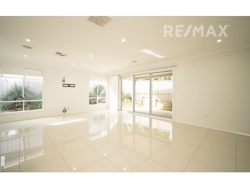 9 Glenrock Close, Bourkelands NSW 2650