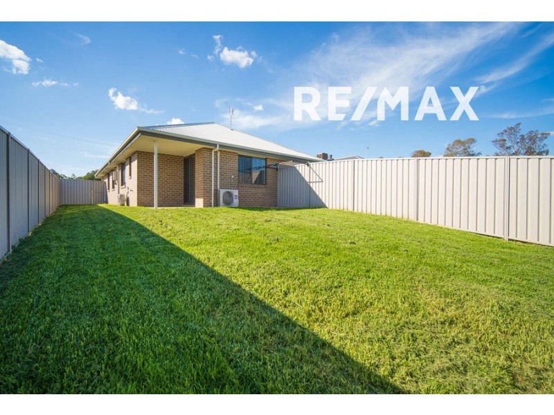2/57 Coppabella Drive, Gobbagombalin NSW 2650