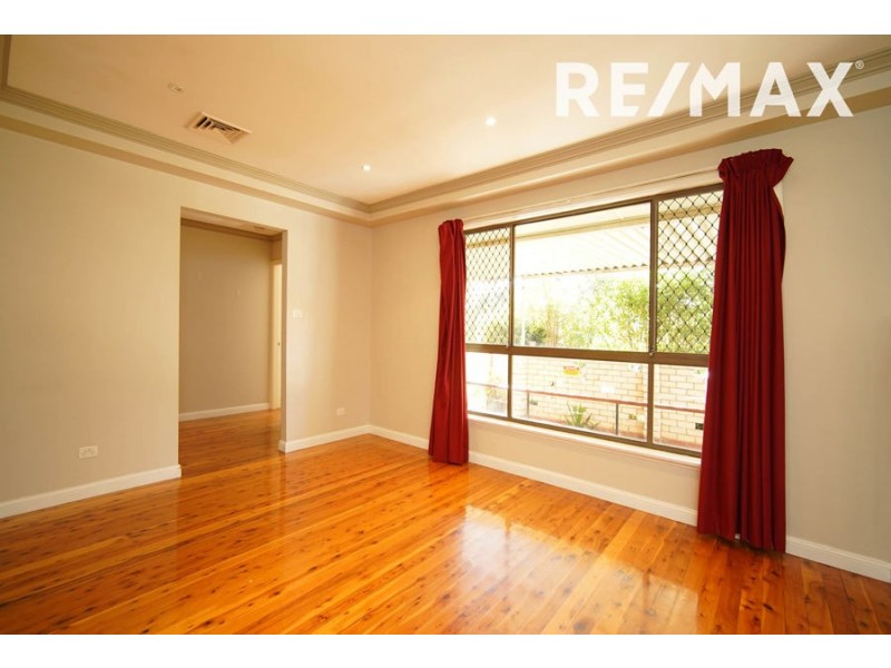 18 Huthwaite Street, Mount Austin NSW 2650
