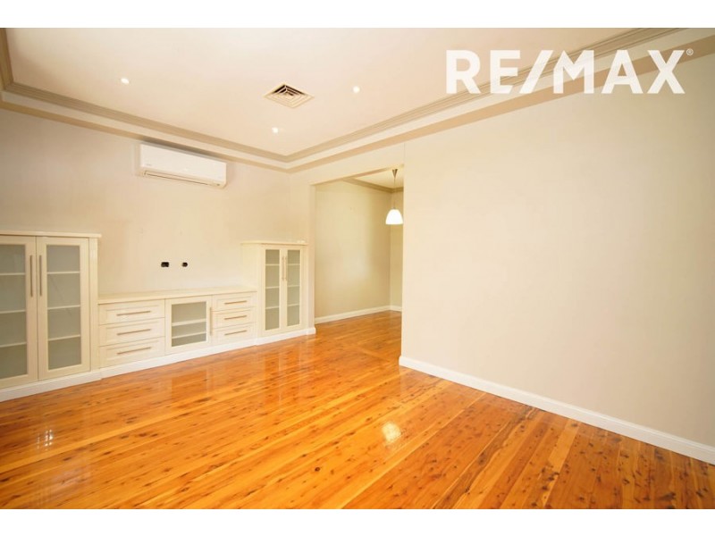 18 Huthwaite Street, Mount Austin NSW 2650