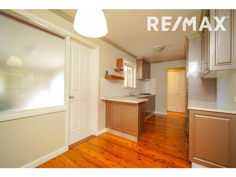 18 Huthwaite Street, Mount Austin NSW 2650