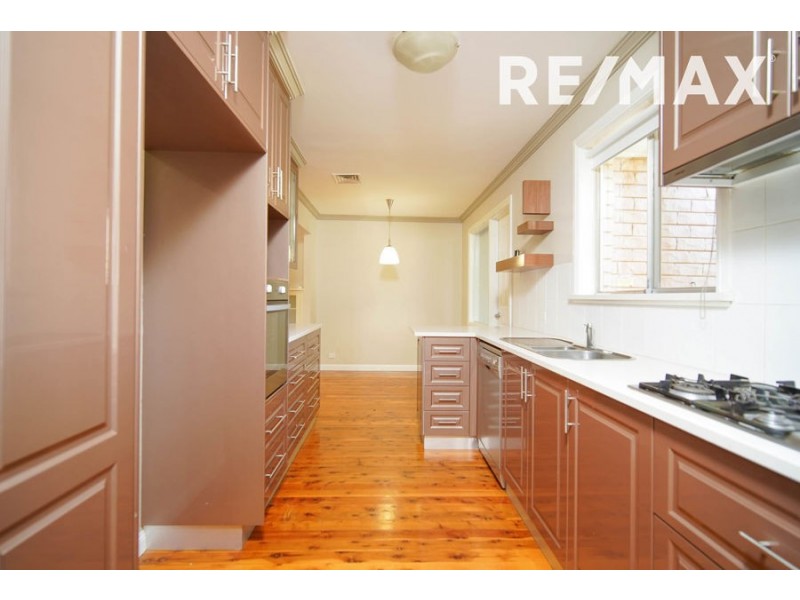 18 Huthwaite Street, Mount Austin NSW 2650