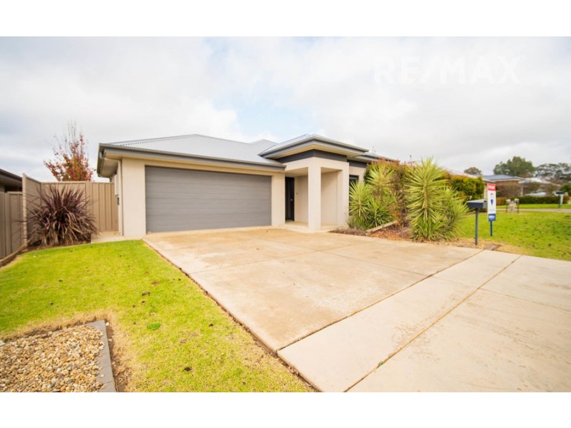 111 Strickland Drive, Boorooma NSW 2650