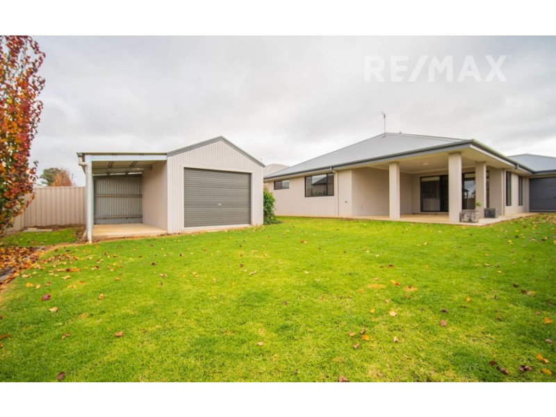 111 Strickland Drive, Boorooma NSW 2650