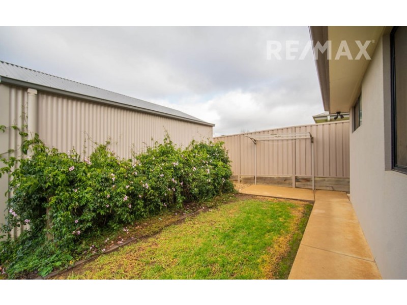 111 Strickland Drive, Boorooma NSW 2650