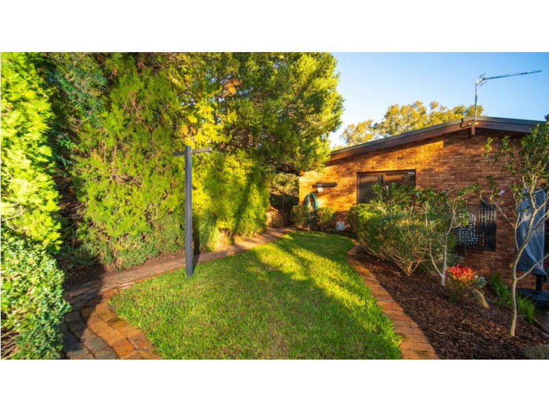 62 Churchill Avenue, Kooringal NSW 2650