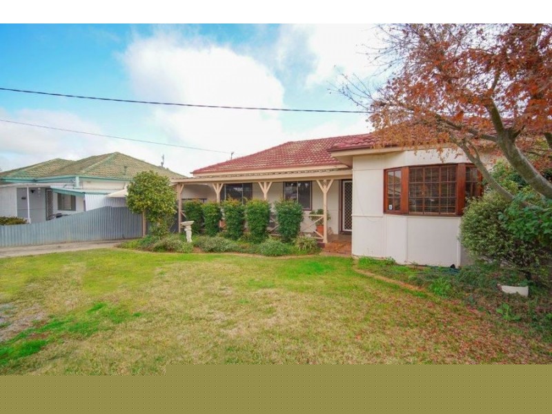 8 Waranga Avenue, Mount Austin NSW 2650