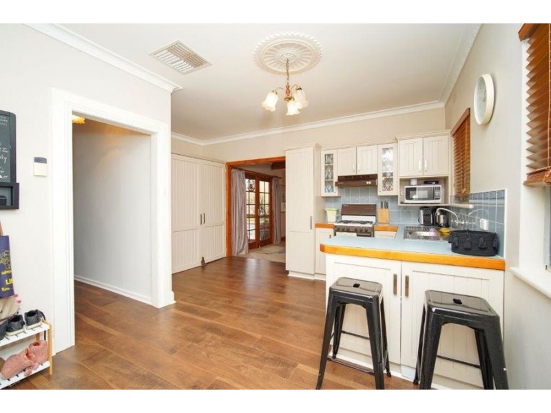 8 Waranga Avenue, Mount Austin NSW 2650