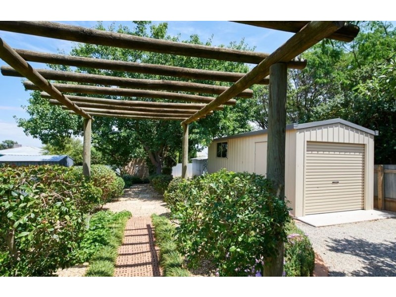 8 Waranga Avenue, Mount Austin NSW 2650