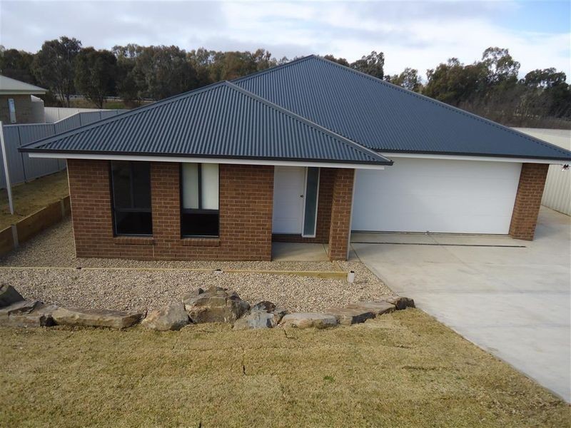 25 Sunvale Crescent, Estella NSW 2650