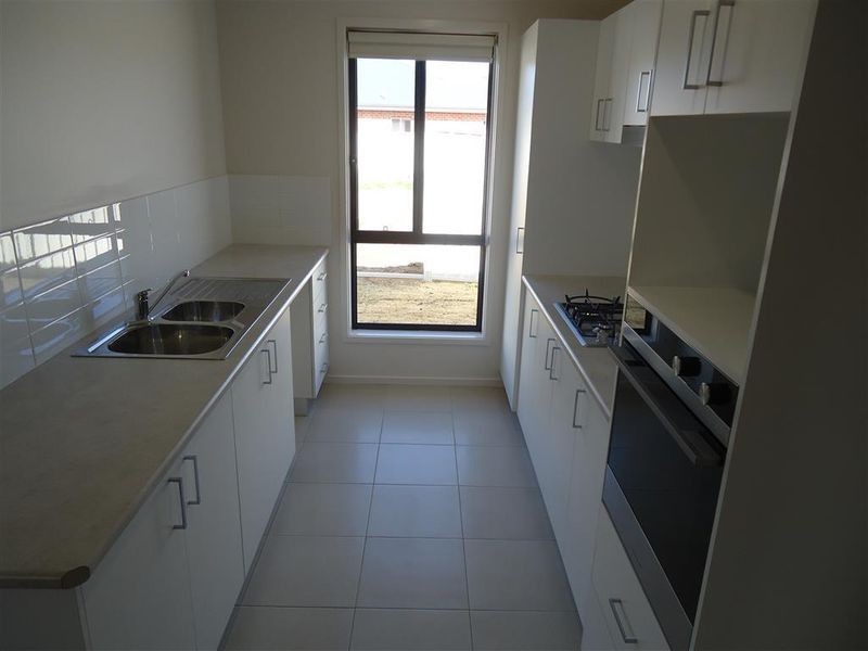 25 Sunvale Crescent, Estella NSW 2650