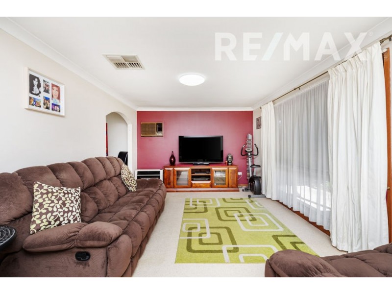 9 Karoom Drive, Glenfield Park NSW 2650