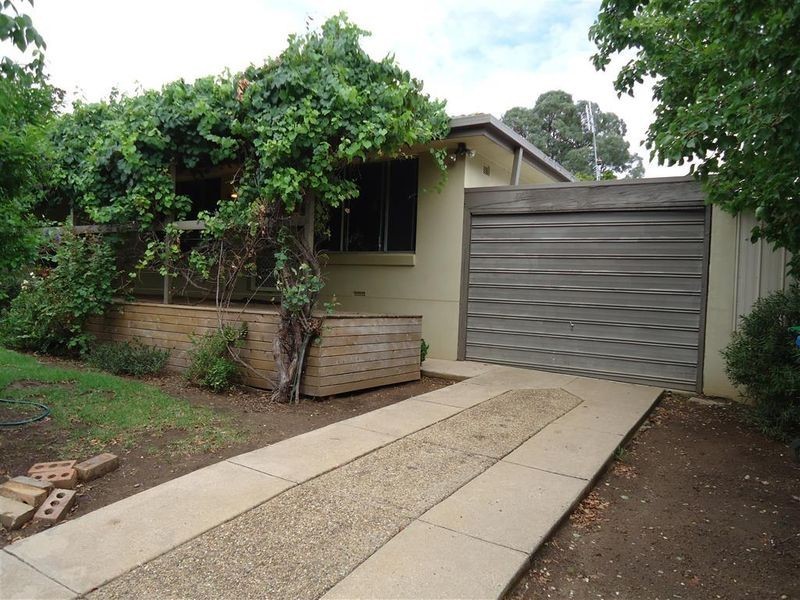 2/8 Ries Crescent, Tolland NSW 2650