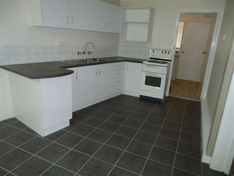 2/8 Ries Crescent, Tolland NSW 2650