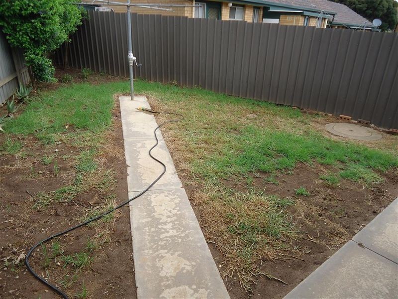 2/8 Ries Crescent, Tolland NSW 2650