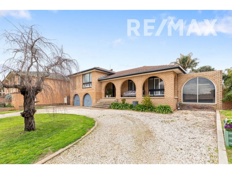 8 Eastlake Drive, Lake Albert NSW 2650