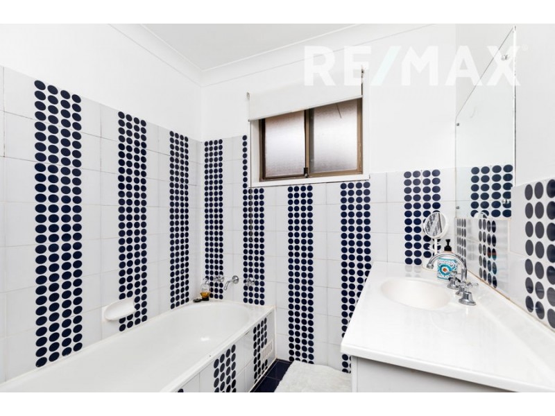 8 Eastlake Drive, Lake Albert NSW 2650