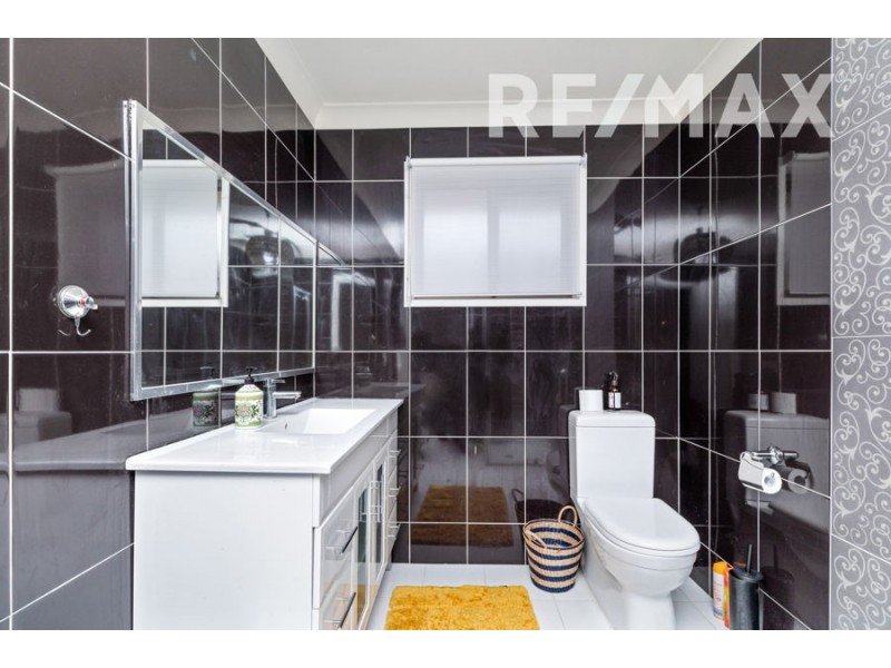 8 Eastlake Drive, Lake Albert NSW 2650