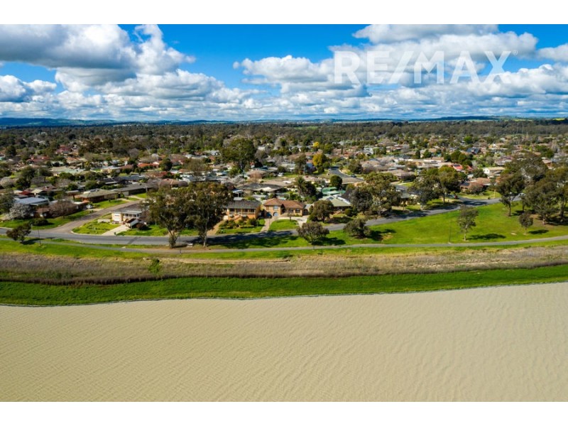 8 Eastlake Drive, Lake Albert NSW 2650