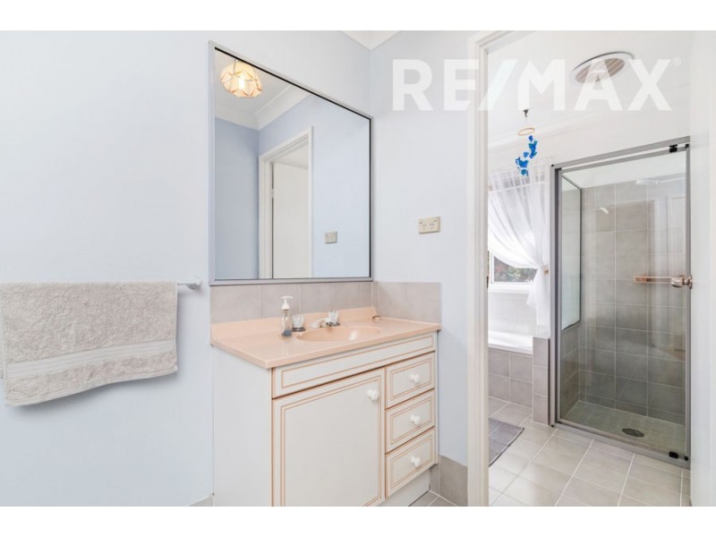 17 Brooklyn Drive, Bourkelands NSW 2650