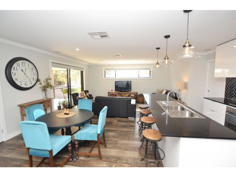 17 Flack Crescent, Boorooma NSW 2650