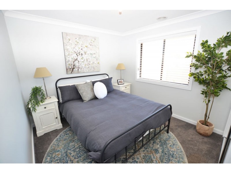 17 Flack Crescent, Boorooma NSW 2650